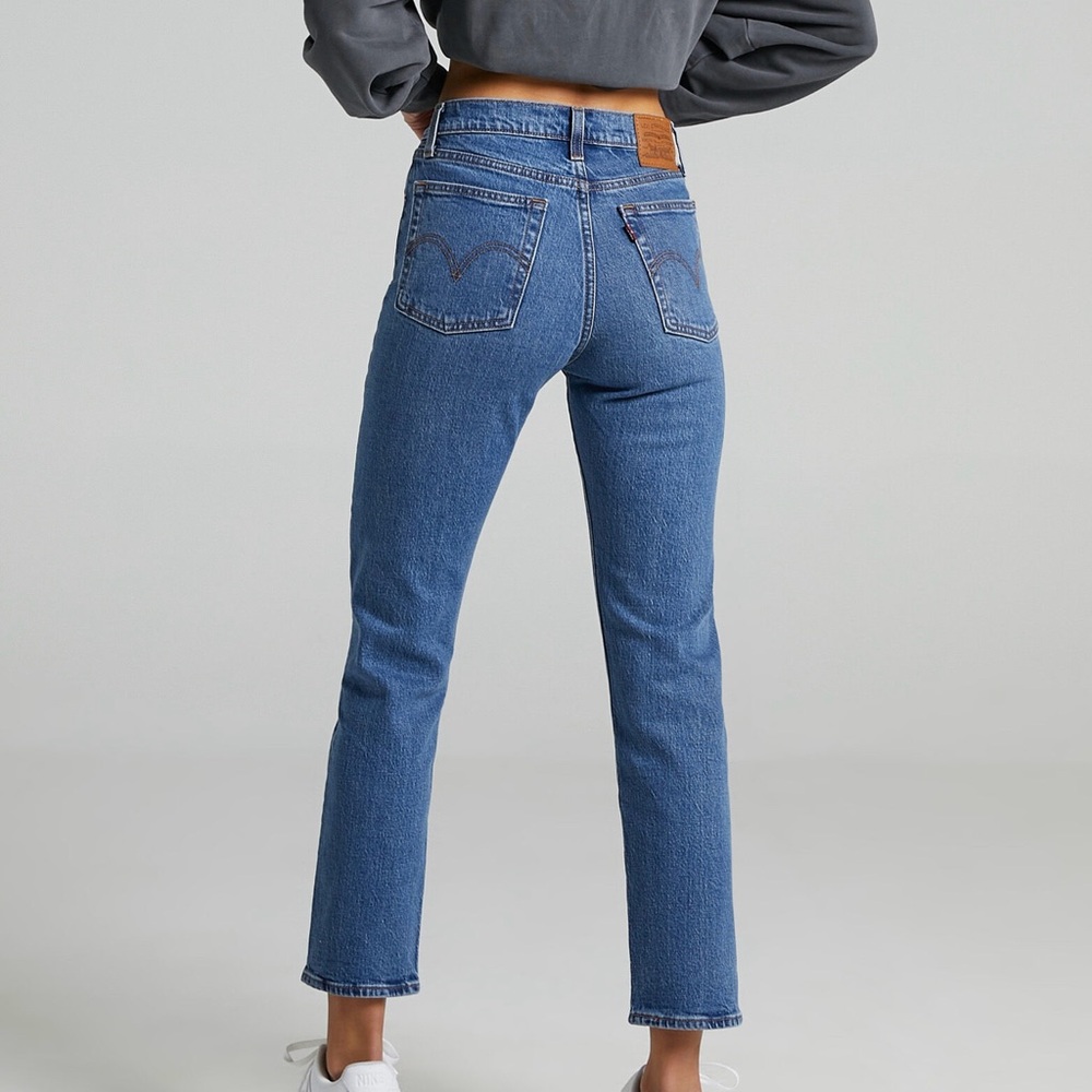 Levi Wedgie Straight medium wash jeans